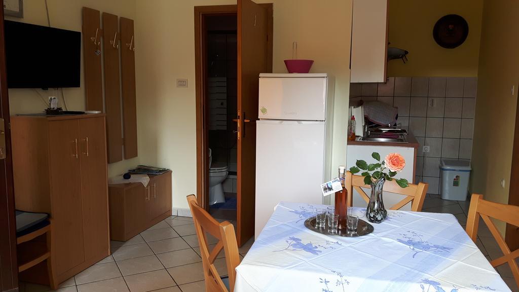Apartment Krizanovic Малинска Экстерьер фото